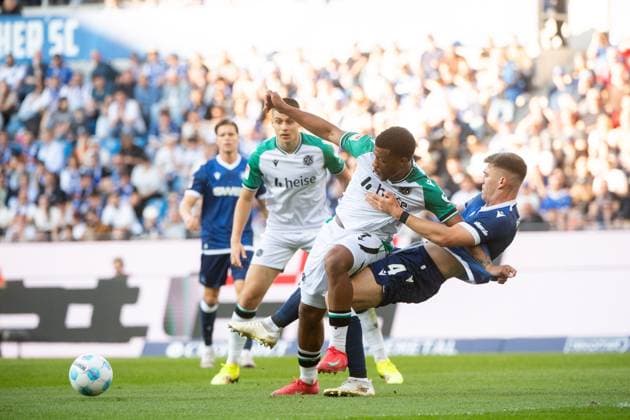 Sport Bilder des Tages Jessic Ngankam (Hannover 96, 07) im Zweikampf mit Marcel Beifus (Karlsruher SC, 04), GER, Karlsruher SC (KSC) vs Hannover 96 (H96), Fussball 2. Bundesliga, 28. Spieltag, Saison 2024 2025, 04.04.2025 DFB DFL regulations prohibit any use of photographs as image sequences and or quasi-video GER, Karlsruher SC (KSC) vs Hannover 96 (H96), Fussball 2. Bundesliga, 28. Spieltag, Saison 2024 2025, 04.04.2025 Karlsruhe