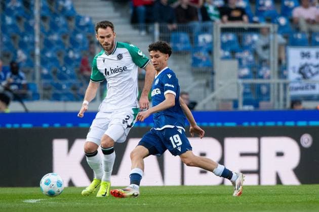 Louey Ben Farhat (Karlsruher SC, 19) im Zweikampf mit Boris Tomiak (Hannover 96, 03), GER, Karlsruher SC (KSC) vs Hannover 96 (H96), Fussball 2. Bundesliga, 28. Spieltag, Saison 2024 2025, 04.04.2025 DFB DFL regulations prohibit any use of photographs as image sequences and or quasi-video GER, Karlsruher SC (KSC) vs Hannover 96 (H96), Fussball 2. Bundesliga, 28. Spieltag, Saison 2024 2025, 04.04.2025 Karlsruhe