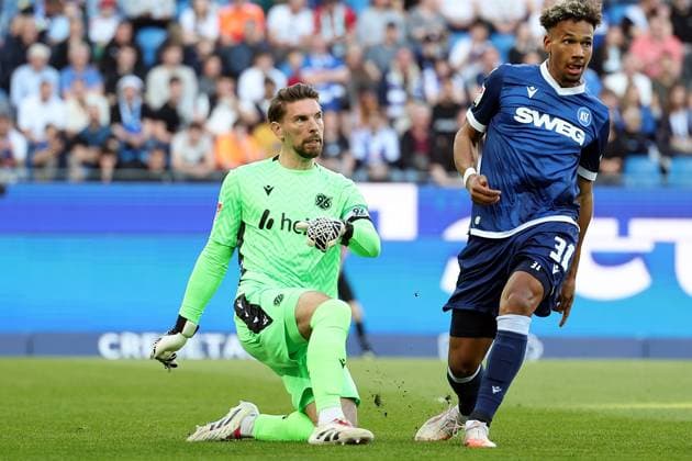 04.04.2025, xrekx, Fussball 2.Bundesliga, Karlsruher SC - Hannover 96 v.l. Ron-Robert Zieler (Hannover 96) Louey Ben Farhat (Karlsruher SC) (DFL DFB REGULATIONS PROHIBIT ANY USE OF PHOTOGRAPHS as IMAGE SEQUENCES and or QUASI-VIDEO) Karlsruhe
