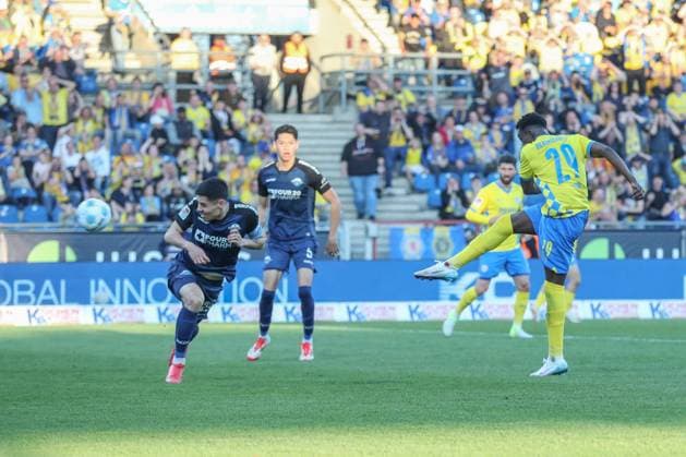 04.04.2025, xtgx, Fussball - 2.Bundesliga, Eintracht Braunschweig - SC Paderborn 07 emspor, v.l. Tor zum 1:1 duch Richmond Tachie (Braunschweig, 29) (DFL DFB REGULATIONS PROHIBIT ANY USE OF PHOTOGRAPHS as IMAGE SEQUENCES and or QUASI-VIDEO) Braunschweig