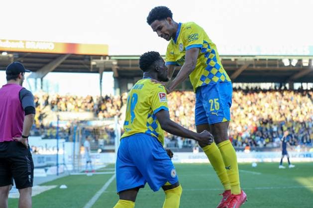 04.04.2025, xtgx, Fussball - 2.Bundesliga, Eintracht Braunschweig - SC Paderborn 07 emspor, v.l. Jubel nach dem 1:1 durch Richmond Tachie (Braunschweig, 29) (DFL DFB REGULATIONS PROHIBIT ANY USE OF PHOTOGRAPHS as IMAGE SEQUENCES and or QUASI-VIDEO) Braunschweig