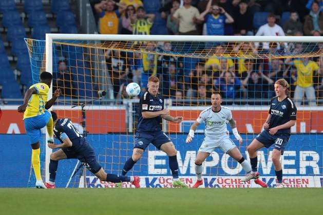 Braunschweig vs. Paderborn, 2. BL Braunschweig, 04.04.2025, FUßBALL - Eintracht Braunschweig vs. SC Paderborn 07, 2. BL, Saison 2024 25. Richmond Tachie (Eintracht Braunschweig) schießt Tor zum 1:1, Filip Bilbija (SC Paderborn), Raphael Obermair (SC Paderborn), Torwart Manuel Riemann (SC Paderborn), Felix Götze (SC Paderborn) Braunschweig
