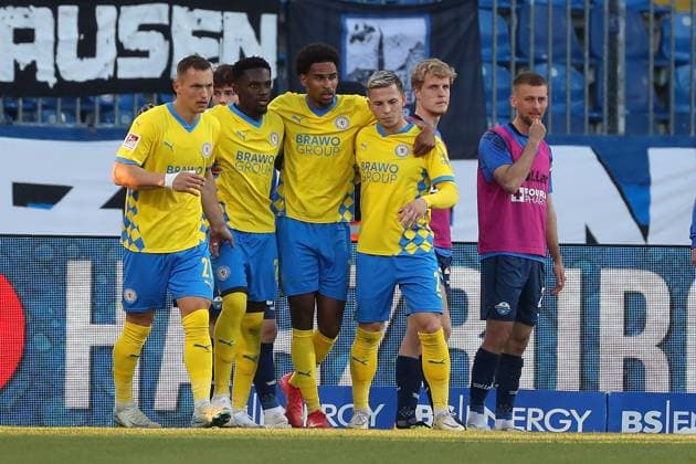 Braunschweig vs. Paderborn, 2. BL Braunschweig, 04.04.2025, FUßBALL - Eintracht Braunschweig vs. SC Paderborn 07, 2. BL, Saison 2024 25. Richmond Tachie (Eintracht Braunschweig) jubelt mit Mannschaftskollegen nach seinem Tor zum 1:1 Braunschweig
