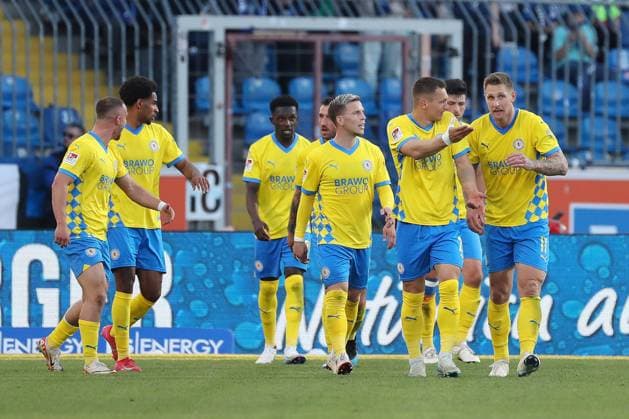 Braunschweig vs. Paderborn, 2. BL Braunschweig, 04.04.2025, FUßBALL - Eintracht Braunschweig vs. SC Paderborn 07, 2. BL, Saison 2024 25. Richmond Tachie (Eintracht Braunschweig) jubelt mit Mannschaftskollegen nach seinem Tor zum 1:1 Braunschweig