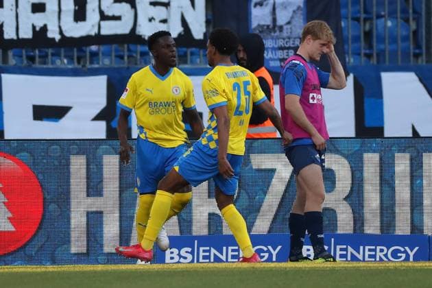 Braunschweig vs. Paderborn, 2. BL Braunschweig, 04.04.2025, FUßBALL - Eintracht Braunschweig vs. SC Paderborn 07, 2. BL, Saison 2024 25. Richmond Tachie (Eintracht Braunschweig) jubelt mit Sanoussy Ba (Eintracht Braunschweig) nach seinem Tor zum 1:1 Braunschweig