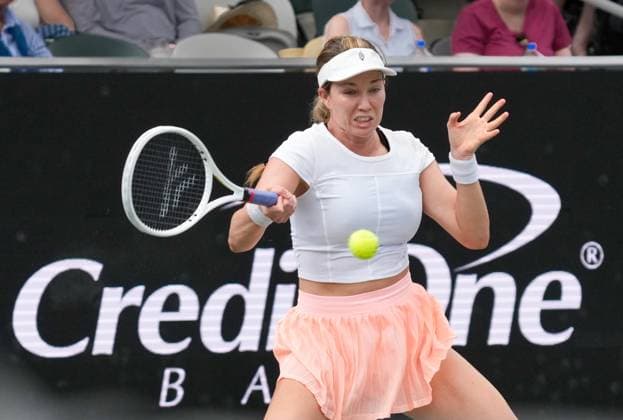 TENNIS 2025: Credit One Charleston Open APRIL 04 April 4, 2025: Danielle Collins (USA) loses to Jessica Pegula (USA) 1-6, 6-3, 6-0, at the Credit One Charleston Open being played at Credit One Staduim in Charleston, South Carolina, {USA} Ã‚ÂLeslie Billman Tennisclix (Credit Image: Â Leslie Billman Cal Media) Charleston South Carolina USA EDITORIAL USE ONLY Copyright: xx ZUMA-20250404_zma_c04_021.jpg LesliexBillmanx csmphotothree372599