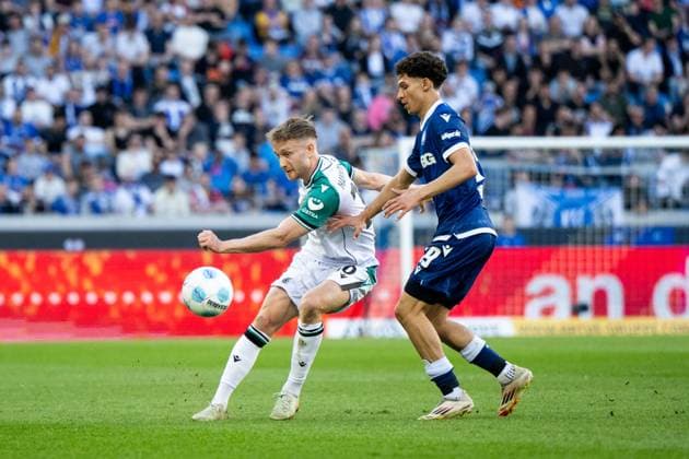 Jannik Dehm (Hannover 96, 20) im Zweikampf mit Louey Ben Farhat (Karlsruher SC, 19), GER, Karlsruher SC (KSC) vs Hannover 96 (H96), Fussball 2. Bundesliga, 28. Spieltag, Saison 2024 2025, 04.04.2025 DFB DFL regulations prohibit any use of photographs as image sequences and or quasi-video GER, Karlsruher SC (KSC) vs Hannover 96 (H96), Fussball 2. Bundesliga, 28. Spieltag, Saison 2024 2025, 04.04.2025 Karlsruhe
