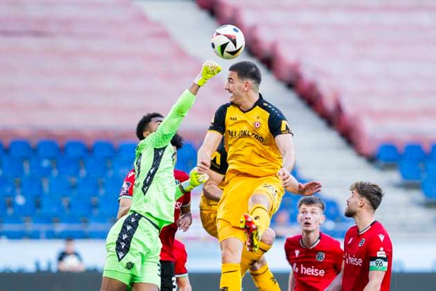 Sport Bilder des Tages 04.04.2025 - Fußball, 2024 2025, 3. Liga, 31. Spieltag, Hannover 96 II - SG Dynamo Dresden: (L-R) Leon-Oumar Wechsel (Hannover II), Andi Hoti (Dresden) DFB REGULATIONS PROHIBIT ANY USE OF PHOTOGRAPHS AS IMAGE SEQUENCES AND OR QUASI-VIDEO. Hannover Niedersachsen Deutschland Heinz von Heiden Arena *** 04 04 2025 Soccer, 2024 2025, 3 Liga, Matchday 31, Hannover 96 II SG Dynamo Dresden L R Leon Oumar Wechsel Hannover II , Andi Hoti Dresden DFB REGULATIONS PROHIBIT ANY USE OF PHOTOGRAPHS AS IMAGE SEQUENCES AND OR QUASI VIDEO Hannover Lower Saxony Germany Heinz von Heiden Arena