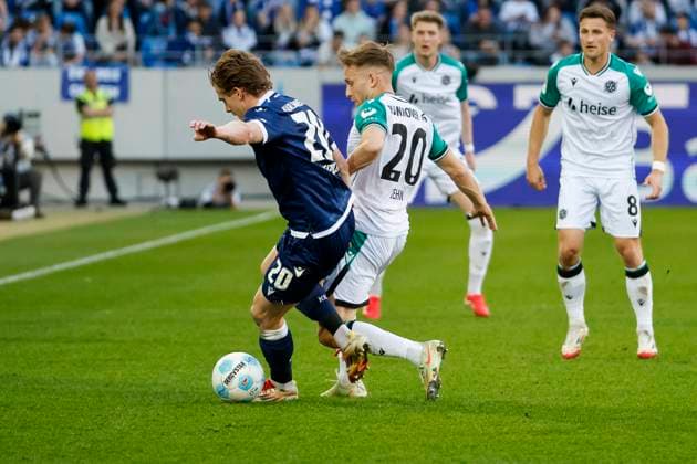 David Herold (Karlsruher SC, 20) und Jannik Dehm (Hannover 96, 20) im Zweikampf , Deutschland, Fussball, 2. Bundesliga, .Spieltag, 2024 2025, Karlsruher SC vs. Hannover 96, 04.04.2025, BBBank Wildpark, Karlsruhe, Deutschland DFL REGULATIONS PROHIBIT ANY USE OF PHOTOGRAPHS AS IMAGE SEQUENCES AND OR QUASI-VIDEO. Karlsruhe BBBank Wildpark Baden-Württemberg Deutschland
