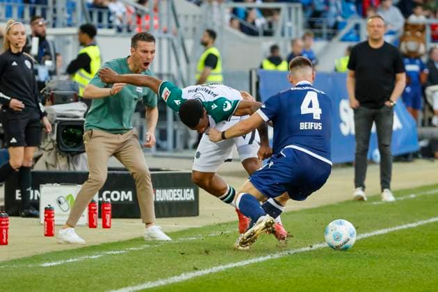 Jessic Ngankam (Hannover 96, 07) und Marcel Beifus (Karlsruher SC, 04) im Zweikampf , Deutschland, Fussball, 2. Bundesliga, .Spieltag, 2024 2025, Karlsruher SC vs. Hannover 96, 04.04.2025, BBBank Wildpark, Karlsruhe, Deutschland DFL REGULATIONS PROHIBIT ANY USE OF PHOTOGRAPHS AS IMAGE SEQUENCES AND OR QUASI-VIDEO. Karlsruhe BBBank Wildpark Baden-Württemberg Deutschland