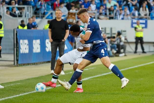 Jessic Ngankam (Hannover 96, 07) und Marcel Beifus (Karlsruher SC, 04) im Zweikampf , Deutschland, Fussball, 2. Bundesliga, .Spieltag, 2024 2025, Karlsruher SC vs. Hannover 96, 04.04.2025, BBBank Wildpark, Karlsruhe, Deutschland DFL REGULATIONS PROHIBIT ANY USE OF PHOTOGRAPHS AS IMAGE SEQUENCES AND OR QUASI-VIDEO. Karlsruhe BBBank Wildpark Baden-Württemberg Deutschland
