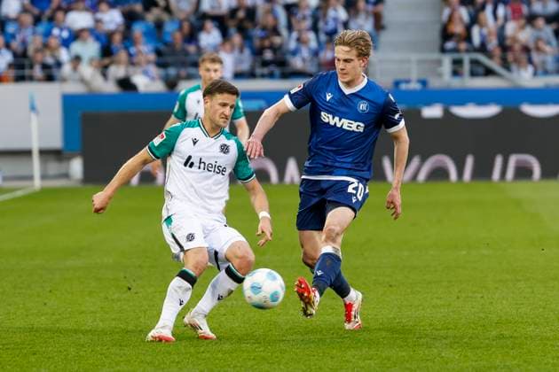Enzo Leopold (Hannover 96, 08) und David Herold (Karlsruher SC, 20) im Zweikampf , Deutschland, Fussball, 2. Bundesliga, .Spieltag, 2024 2025, Karlsruher SC vs. Hannover 96, 04.04.2025, BBBank Wildpark, Karlsruhe, Deutschland DFL REGULATIONS PROHIBIT ANY USE OF PHOTOGRAPHS AS IMAGE SEQUENCES AND OR QUASI-VIDEO. Karlsruhe BBBank Wildpark Baden-Württemberg Deutschland