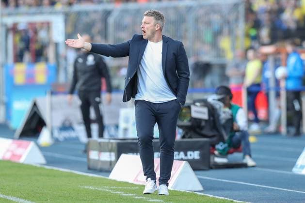 04.04.2025, xtgx, Fussball - 2.Bundesliga, Eintracht Braunschweig - SC Paderborn 07 emspor, v.l. Lukas Kwasniok (Paderborn, Trainer) gibt Anweisungen, gestikuliert mit den Armen, gesticulate, gives instructions (DFL DFB REGULATIONS PROHIBIT ANY USE OF PHOTOGRAPHS as IMAGE SEQUENCES and or QUASI-VIDEO) Braunschweig
