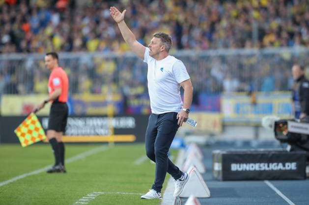 04.04.2025, xtgx, Fussball - 2.Bundesliga, Eintracht Braunschweig - SC Paderborn 07 emspor, v.l. Lukas Kwasniok (Paderborn, Trainer) gibt Anweisungen, gestikuliert mit den Armen, gesticulate, gives instructions (DFL DFB REGULATIONS PROHIBIT ANY USE OF PHOTOGRAPHS as IMAGE SEQUENCES and or QUASI-VIDEO) Braunschweig