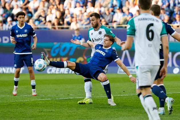 Dzenis Burnic (Karlsruher SC, 07) und Boris Tomiak (Hannover 96, 03) im Zweikampf , Deutschland, Fussball, 2. Bundesliga, .Spieltag, 2024 2025, Karlsruher SC vs. Hannover 96, 04.04.2025, BBBank Wildpark, Karlsruhe, Deutschland DFL REGULATIONS PROHIBIT ANY USE OF PHOTOGRAPHS AS IMAGE SEQUENCES AND OR QUASI-VIDEO. Karlsruhe BBBank Wildpark Baden-Württemberg Deutschland