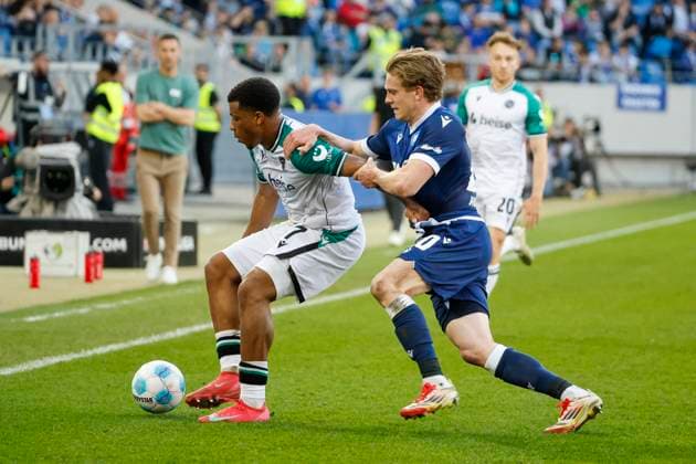 Jessic Ngankam (Hannover 96, 07) und David Herold (Karlsruher SC, 20) im Zweikampf , Deutschland, Fussball, 2. Bundesliga, .Spieltag, 2024 2025, Karlsruher SC vs. Hannover 96, 04.04.2025, BBBank Wildpark, Karlsruhe, Deutschland DFL REGULATIONS PROHIBIT ANY USE OF PHOTOGRAPHS AS IMAGE SEQUENCES AND OR QUASI-VIDEO. Karlsruhe BBBank Wildpark Baden-Württemberg Deutschland