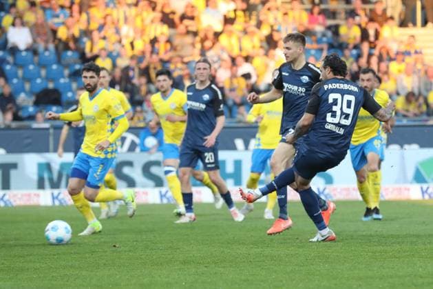 04.04.2025, xtgx, Fussball - 2.Bundesliga, Eintracht Braunschweig - SC Paderborn 07 emspor, v.l. Tor zum 1:2 durch Adriano Grimaldi (Paderborn, 39) (DFL DFB REGULATIONS PROHIBIT ANY USE OF PHOTOGRAPHS as IMAGE SEQUENCES and or QUASI-VIDEO) Braunschweig