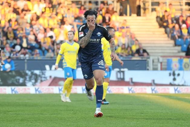 04.04.2025, xtgx, Fussball - 2.Bundesliga, Eintracht Braunschweig - SC Paderborn 07 emspor, v.l. Jubel nach dem 1:2 durch Adriano Grimaldi (Paderborn, 39) (DFL DFB REGULATIONS PROHIBIT ANY USE OF PHOTOGRAPHS as IMAGE SEQUENCES and or QUASI-VIDEO) Braunschweig