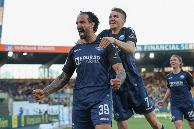 04.04.2025, xtgx, Fussball - 2.Bundesliga, Eintracht Braunschweig - SC Paderborn 07 emspor, v.l. Jubel nach dem 1:2 durch Adriano Grimaldi (Paderborn, 39) (DFL DFB REGULATIONS PROHIBIT ANY USE OF PHOTOGRAPHS as IMAGE SEQUENCES and or QUASI-VIDEO) Braunschweig