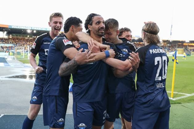 04.04.2025, xtgx, Fussball - 2.Bundesliga, Eintracht Braunschweig - SC Paderborn 07 emspor, v.l. Jubel nach dem 1:2 durch Adriano Grimaldi (Paderborn, 39) (DFL DFB REGULATIONS PROHIBIT ANY USE OF PHOTOGRAPHS as IMAGE SEQUENCES and or QUASI-VIDEO) Braunschweig