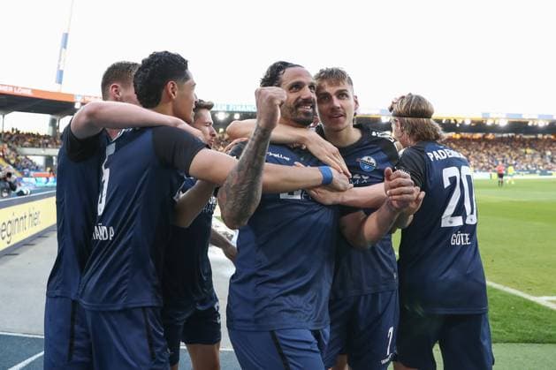 04.04.2025, xtgx, Fussball - 2.Bundesliga, Eintracht Braunschweig - SC Paderborn 07 emspor, v.l. Jubel nach dem 1:2 durch Adriano Grimaldi (Paderborn, 39) (DFL DFB REGULATIONS PROHIBIT ANY USE OF PHOTOGRAPHS as IMAGE SEQUENCES and or QUASI-VIDEO) Braunschweig