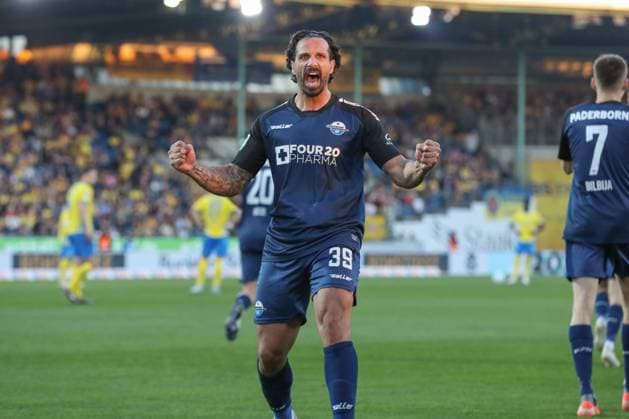 04.04.2025, xtgx, Fussball - 2.Bundesliga, Eintracht Braunschweig - SC Paderborn 07 emspor, v.l. Jubel nach dem 1:2 durch Adriano Grimaldi (Paderborn, 39) (DFL DFB REGULATIONS PROHIBIT ANY USE OF PHOTOGRAPHS as IMAGE SEQUENCES and or QUASI-VIDEO) Braunschweig
