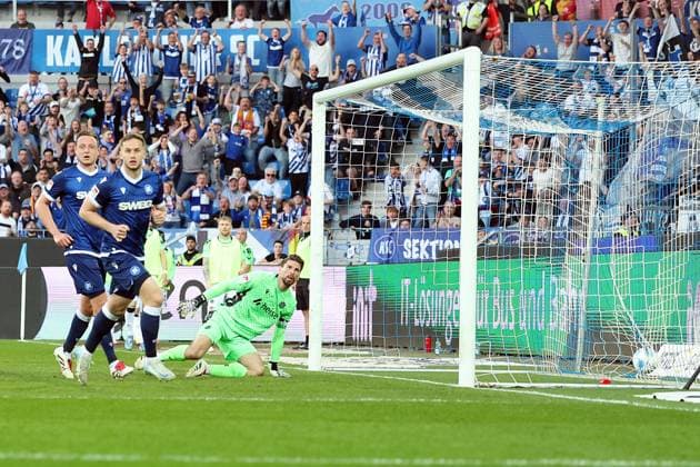 04.04.2025, xrekx, Fussball 2.Bundesliga, Karlsruher SC - Hannover 96 v.l. Torjubel nach dem Tor zum 1:0 celebrating the goal celebrate durch Christoph Kobald (Karlsruher SC) (DFL DFB REGULATIONS PROHIBIT ANY USE OF PHOTOGRAPHS as IMAGE SEQUENCES and or QUASI-VIDEO) Karlsruhe