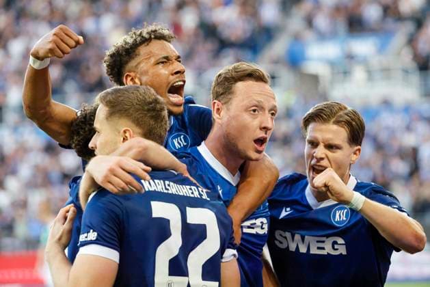 Sport Bilder des Tages Torjubel Karlsruher SC beim 1:0 durch Christoph Kobald (Karlsruher SC, 22) , Deutschland, Fussball, 2. Bundesliga, .Spieltag, 2024 2025, Karlsruher SC vs. Hannover 96, 04.04.2025, BBBank Wildpark, Karlsruhe, Deutschland DFL REGULATIONS PROHIBIT ANY USE OF PHOTOGRAPHS AS IMAGE SEQUENCES AND OR QUASI-VIDEO. Karlsruhe BBBank Wildpark Baden-Württemberg Deutschland *** Goal celebration Karlsruher SC at 1 0 by Christoph Kobald Karlsruher SC, 22 , Germany, Soccer, 2 Bundesliga, Matchday, 2024 2025, Karlsruher SC vs Hannover 96, 04 04 2025, BBBank Wildpark, Karlsruhe, Germany DFL REGULATIONS PROHIBIT ANY USE OF PHOTOGRAPHS AS IMAGE SEQUENCES AND OR QUASI VIDEO Karlsruhe BBBank Wildpark Baden Württemberg Germany Copyright: xGrantxHubbsx