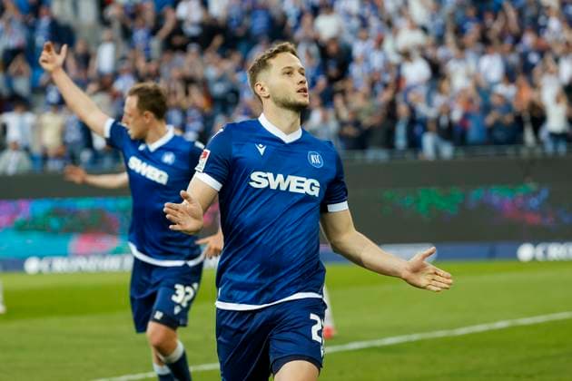 Torjubel bei Christoph Kobald (Karlsruher SC, 22) nach seinem Tor zum 1:0 , Deutschland, Fussball, 2. Bundesliga, .Spieltag, 2024 2025, Karlsruher SC vs. Hannover 96, 04.04.2025, BBBank Wildpark, Karlsruhe, Deutschland DFL REGULATIONS PROHIBIT ANY USE OF PHOTOGRAPHS AS IMAGE SEQUENCES AND OR QUASI-VIDEO. Karlsruhe BBBank Wildpark Baden-Württemberg Deutschland