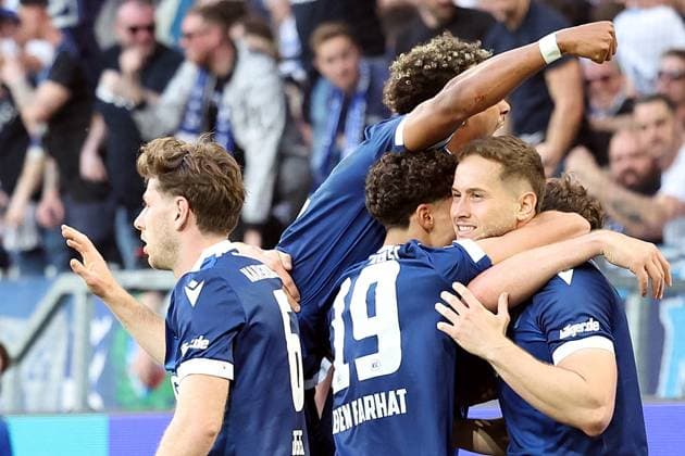 04.04.2025, xrekx, Fussball 2.Bundesliga, Karlsruher SC - Hannover 96 v.l. Torjubel nach dem Tor zum 1:0 celebrating the goal celebrate durch Christoph Kobald (Karlsruher SC) (DFL DFB REGULATIONS PROHIBIT ANY USE OF PHOTOGRAPHS as IMAGE SEQUENCES and or QUASI-VIDEO) Karlsruhe