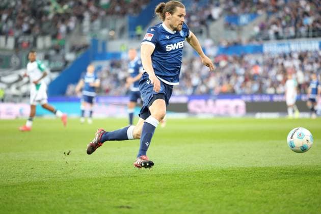 04.04.2025, xrekx, Fussball 2.Bundesliga, Karlsruher SC - Hannover 96 v.l. Sebastian Jung (Karlsruher SC) (DFL DFB REGULATIONS PROHIBIT ANY USE OF PHOTOGRAPHS as IMAGE SEQUENCES and or QUASI-VIDEO) Karlsruhe