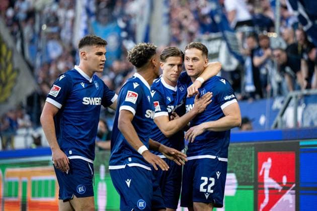 Christoph Kobald (Karlsruher SC, 22), Dzenis Burnic (Karlsruher SC, 07), Bambase Conte (Karlsruher SC, 31), Marcel Beifus (Karlsruher SC, 04) und Team jubeln ueber das Tor zum 1:0, GER, Karlsruher SC (KSC) vs Hannover 96 (H96), Fussball 2. Bundesliga, 28. Spieltag, Saison 2024 2025, 04.04.2025 DFB DFL regulations prohibit any use of photographs as image sequences and or quasi-video GER, Karlsruher SC (KSC) vs Hannover 96 (H96), Fussball 2. Bundesliga, 28. Spieltag, Saison 2024 2025, 04.04.2025 Karlsruhe