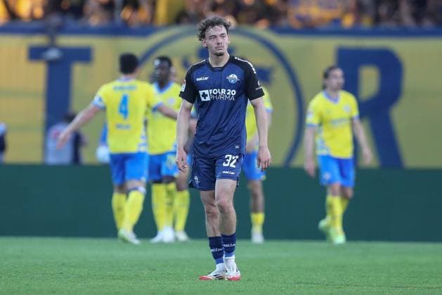 04.04.2025, xtgx, Fussball - 2.Bundesliga, Eintracht Braunschweig - SC Paderborn 07 emspor, v.l. Aaron Zehnter (Paderborn, 32) enttaeuscht, schaut enttaeuscht, niedergeschlagen, disappointed (DFL DFB REGULATIONS PROHIBIT ANY USE OF PHOTOGRAPHS as IMAGE SEQUENCES and or QUASI-VIDEO) Braunschweig