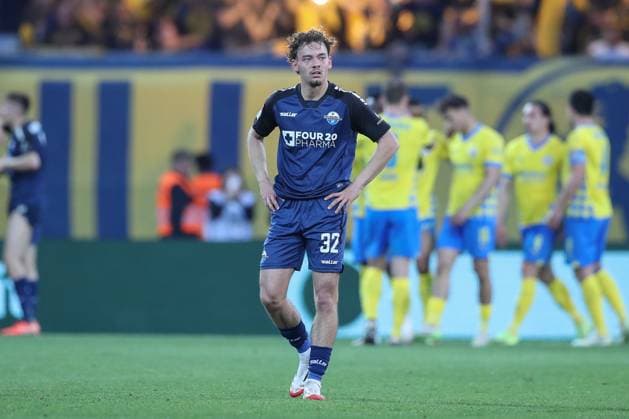 04.04.2025, xtgx, Fussball - 2.Bundesliga, Eintracht Braunschweig - SC Paderborn 07 emspor, v.l. Aaron Zehnter (Paderborn, 32) enttaeuscht, schaut enttaeuscht, niedergeschlagen, disappointed (DFL DFB REGULATIONS PROHIBIT ANY USE OF PHOTOGRAPHS as IMAGE SEQUENCES and or QUASI-VIDEO) Braunschweig