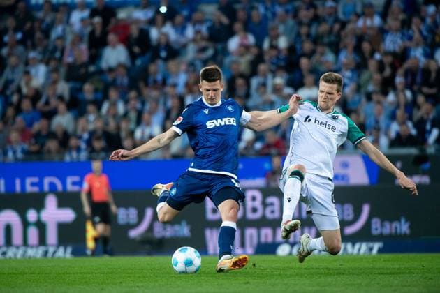 Marvin Wanitzek (Karlsruher SC, 10) im Zweikampf mit Fabian Kunze (Hannover 96, 06), GER, Karlsruher SC (KSC) vs Hannover 96 (H96), Fussball 2. Bundesliga, 28. Spieltag, Saison 2024 2025, 04.04.2025 DFB DFL regulations prohibit any use of photographs as image sequences and or quasi-video GER, Karlsruher SC (KSC) vs Hannover 96 (H96), Fussball 2. Bundesliga, 28. Spieltag, Saison 2024 2025, 04.04.2025 Karlsruhe