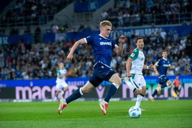 Mikkel Kaufmann (Karlsruher SC, 14) am Ball, GER, Karlsruher SC (KSC) vs Hannover 96 (H96), Fussball 2. Bundesliga, 28. Spieltag, Saison 2024 2025, 04.04.2025 DFB DFL regulations prohibit any use of photographs as image sequences and or quasi-video GER, Karlsruher SC (KSC) vs Hannover 96 (H96), Fussball 2. Bundesliga, 28. Spieltag, Saison 2024 2025, 04.04.2025 Karlsruhe