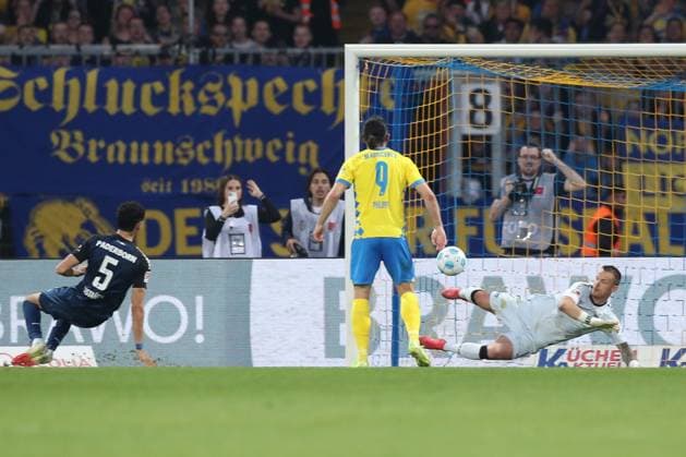 04.04.2025, xtgx, Fussball - 2.Bundesliga, Eintracht Braunschweig - SC Paderborn 07 emspor, v.l. Tor zum 3:2 durch Leon Bell Bell (Braunschweig, 19) (nicht im Bild) (DFL DFB REGULATIONS PROHIBIT ANY USE OF PHOTOGRAPHS as IMAGE SEQUENCES and or QUASI-VIDEO) Braunschweig