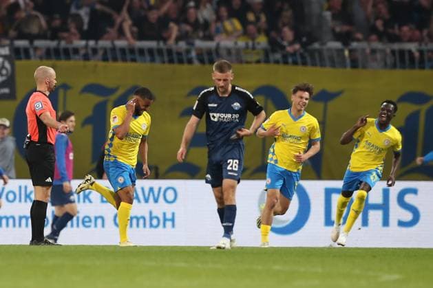 04.04.2025, xtgx, Fussball - 2.Bundesliga, Eintracht Braunschweig - SC Paderborn 07 emspor, v.l. Jubel nach dem Tor zum 3:2 durch Leon Bell Bell (Braunschweig, 19), Sebastian Klaas (Paderborn, 26) enttaeuscht, schaut enttaeuscht, niedergeschlagen, disappointed (DFL DFB REGULATIONS PROHIBIT ANY USE OF PHOTOGRAPHS as IMAGE SEQUENCES and or QUASI-VIDEO) Braunschweig