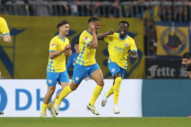 04.04.2025, xtgx, Fussball - 2.Bundesliga, Eintracht Braunschweig - SC Paderborn 07 emspor, v.l. Jubel nach dem Tor zum 3:2 durch Leon Bell Bell (Braunschweig, 19) (DFL DFB REGULATIONS PROHIBIT ANY USE OF PHOTOGRAPHS as IMAGE SEQUENCES and or QUASI-VIDEO) Braunschweig