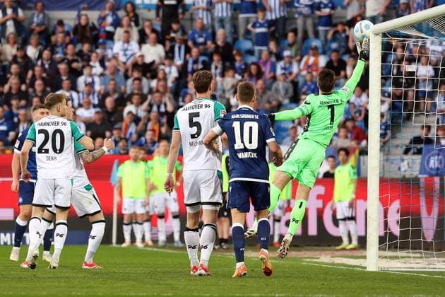 04.04.2025, xrekx, Fussball 2.Bundesliga, Karlsruher SC - Hannover 96 v.l. Jannik Dehm (Hannover 96) Phil Neumann (Hannover 96) Marvin Wanitzek (Karlsruher SC) Ron-Robert Zieler (Hannover 96) (DFL DFB REGULATIONS PROHIBIT ANY USE OF PHOTOGRAPHS as IMAGE SEQUENCES and or QUASI-VIDEO) Karlsruhe