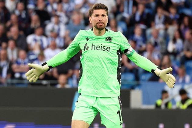 04.04.2025, xrekx, Fussball 2.Bundesliga, Karlsruher SC - Hannover 96 v.l. Ron-Robert Zieler (Hannover 96) beschwert sich beim Assistenten enttaeuscht, enttäuscht, schaut enttaeuscht, traurig, frustriert, niedergeschlagen, disappointed, sad, frustrated (DFL DFB REGULATIONS PROHIBIT ANY USE OF PHOTOGRAPHS as IMAGE SEQUENCES and or QUASI-VIDEO) Karlsruhe