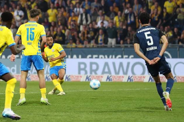 Braunschweig vs. Paderborn, 2. BL Braunschweig, 04.04.2025, FUßBALL - Eintracht Braunschweig vs. SC Paderborn 07, 2. BL, Saison 2024 25. Leon Bell Bell (Eintracht Braunschweig) schießt Tor zum 3:2 Braunschweig