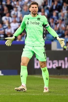 04.04.2025, xrekx, Fussball 2.Bundesliga, Karlsruher SC - Hannover 96 v.l. Ron-Robert Zieler (Hannover 96) beschwert sich beim Assistenten enttaeuscht, enttäuscht, schaut enttaeuscht, traurig, frustriert, niedergeschlagen, disappointed, sad, frustrated (DFL DFB REGULATIONS PROHIBIT ANY USE OF PHOTOGRAPHS as IMAGE SEQUENCES and or QUASI-VIDEO) Karlsruhe