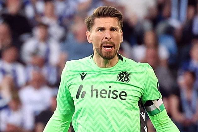04.04.2025, xrekx, Fussball 2.Bundesliga, Karlsruher SC - Hannover 96 v.l. Ron-Robert Zieler (Hannover 96) beschwert sich beim Assistenten enttaeuscht, enttäuscht, schaut enttaeuscht, traurig, frustriert, niedergeschlagen, disappointed, sad, frustrated (DFL DFB REGULATIONS PROHIBIT ANY USE OF PHOTOGRAPHS as IMAGE SEQUENCES and or QUASI-VIDEO) Karlsruhe