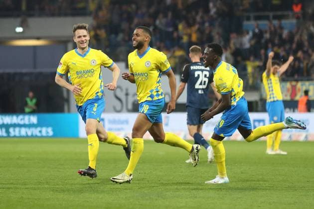 Braunschweig vs. Paderborn, 2. BL Braunschweig, 04.04.2025, FUßBALL - Eintracht Braunschweig vs. SC Paderborn 07, 2. BL, Saison 2024 25. Leon Bell Bell (Eintracht Braunschweig) jubelt mit Mannschaftskollegen nach seinem Tor zum 3:2 Braunschweig