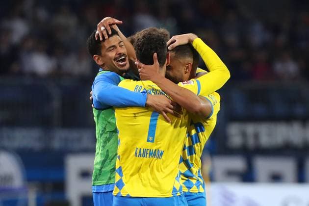 Sport Bilder des Tages Braunschweig vs. Paderborn, 2. BL Braunschweig, 04.04.2025, FUßBALL - Eintracht Braunschweig vs. SC Paderborn 07, 2. BL, Saison 2024 25. Leon Bell Bell (Eintracht Braunschweig) jubelt mit Mannschaftskollegen nach seinem Tor zum 3:2 Braunschweig