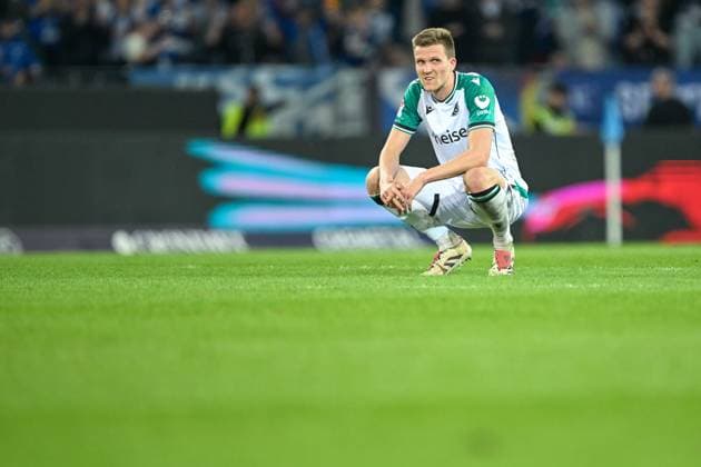 2. Bundesliga - Karlsruher SC - Hannover 06 am 04.05.2025 im BBBank Wildpark in Karlsruhe Fabian Kunze (Hannover 96) unzufrieden, enttäuscht, enttaeuscht, niedergeschlagen.