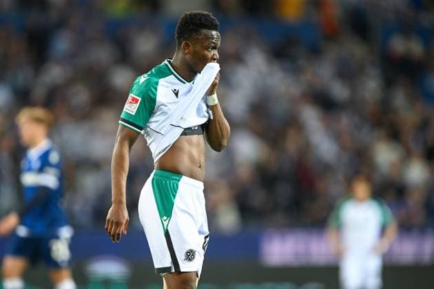 2. Bundesliga - Karlsruher SC - Hannover 06 am 04.05.2025 im BBBank Wildpark in Karlsruhe Rabbi Matondo (Hannover 96) unzufrieden, enttäuscht, enttaeuscht, niedergeschlagen.