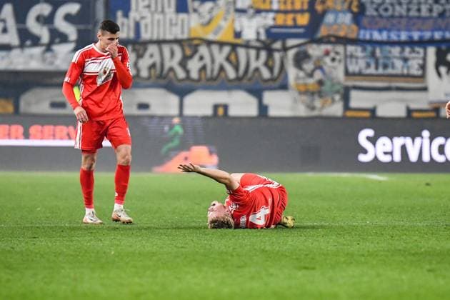 Sport Bilder des Tages Fußball I Herren I Saison 2024-2025 I Regionalliga I 28. Spieltag I FC Carl Zeiss Jena - Hallescher FC I 04.04.2025 Kilian Pascal Zaruba (4, Hallescher FC) liegt verletzt am Bode und streckt den Arm aus, signalisiert das er Hilfe benötigt Jena Ernst-Abbe-Sportfeld, ad hoc Arena Thüringen Deutschland *** Soccer I Men I Season 2024 2025 I Regionalliga I 28 Matchday I FC Carl Zeiss Jena Hallescher FC I 04 04 2025 Kilian Pascal Zaruba 4, Hallescher FC lies injured on the ground and stretches out his arm, signaling that he needs help Jena Ernst Abbe Sportfeld, ad hoc Arena Thüringen Germany Copyright: xLobeca InesxHähnelx