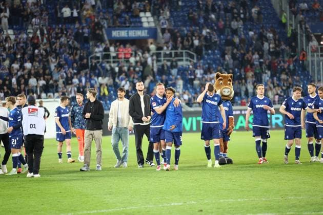04.04.2025, xrekx, Fussball 2.Bundesliga, Karlsruher SC - Hannover 96 v.l. Die Mannschaft Mannschaft, Spieler, jubeln nach Spielende, Team, Player, celebrate at the end of the match (DFL DFB REGULATIONS PROHIBIT ANY USE OF PHOTOGRAPHS as IMAGE SEQUENCES and or QUASI-VIDEO) Karlsruhe